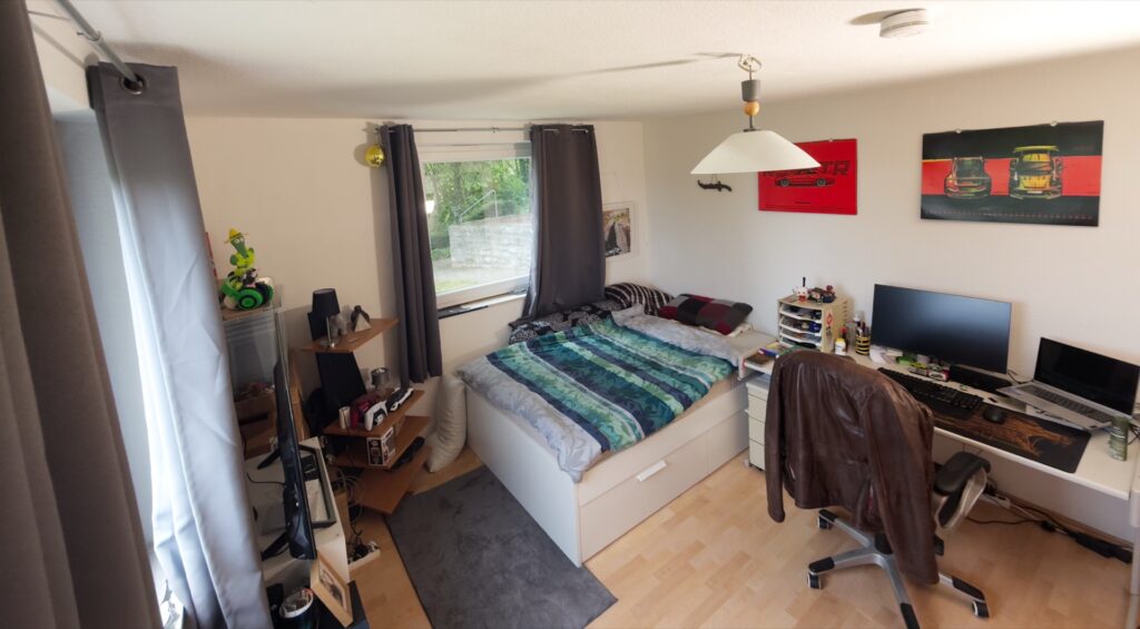 Zimmer Alt Trier im Untergeschoss, Bett und Bücherregal