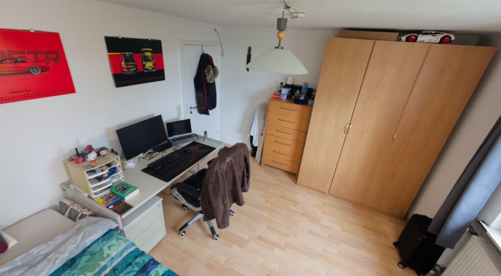 Zimmer Alt Trier im Untergeschoss mit Kleiderschrank