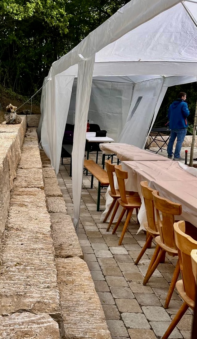 Ausblick von der Terrasse des Cimbernhauses mit Sitzplätzen und Gartenmöbeln