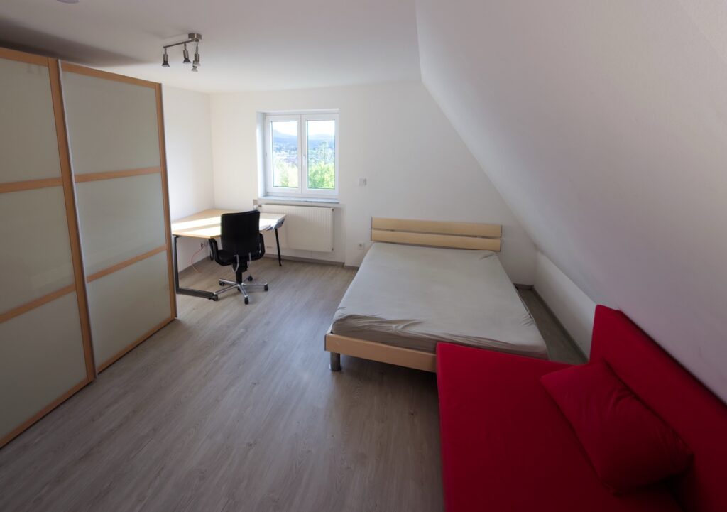 Zimmer Panoramalaube im Obergeschoss mit Eckschreibtisch