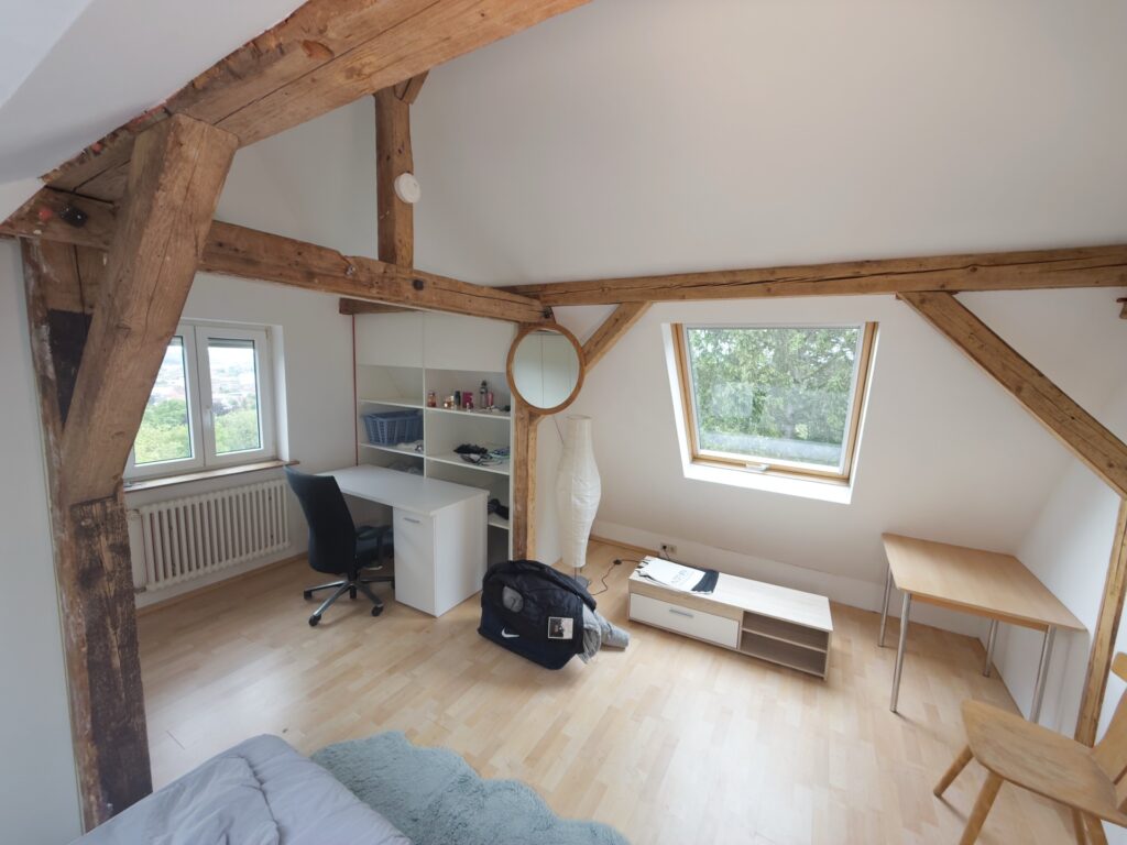 Burgzimmer im Dachgeschoss mit Dachschräge und Sitzecke