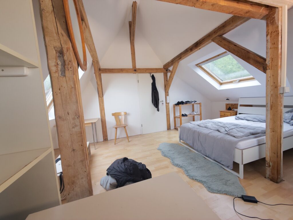 Burgzimmer im Dachgeschoss, Blick zum Dachfenster