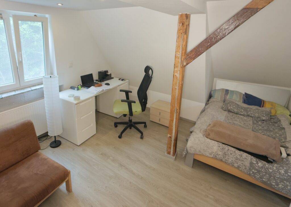 Rumpel's Kammer im Dachgeschoss, Bett und Schreibtisch