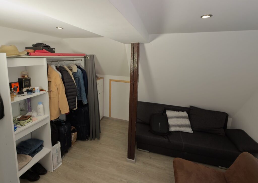 Rumpel's Kammer im Dachgeschoss mit sichtbarem Fachwerk