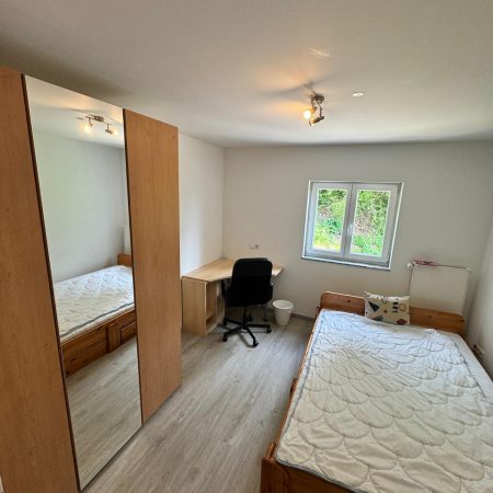 Zimmer Badnerland im Obergeschoss mit Schreibtisch